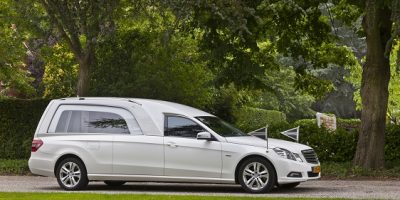 Rouwauto-Mercedes-wit Rouwauto-Mercedes-wit